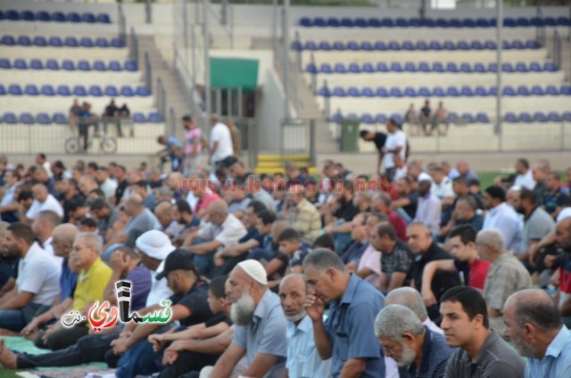 فيديو : المئات يؤدون صلاة عيد الأضحى والرئيس عادل بدير والأهالي يتصافحون ويهنئون ويعم السرور كل الحضور